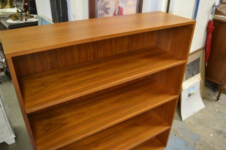 (L-545) Retro raamaturiiul (L-545) Retro raamaturiiul