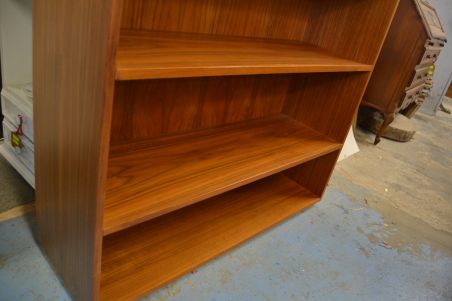 (L-545) Retro raamaturiiul (L-545) Retro raamaturiiul