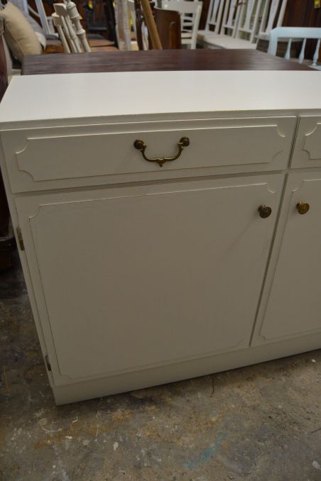 (L-550) Valge kummut