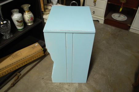 (L-552) Helesinine riiuliga kapike (L-552) Helesinine riiuliga kapike