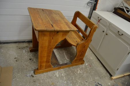 (L-557) Vana puidust koolipink (L-557) Vana puidust koolipink