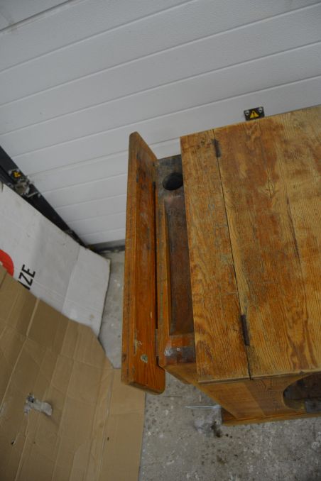 (L-557) Vana puidust koolipink (L-557) Vana puidust koolipink