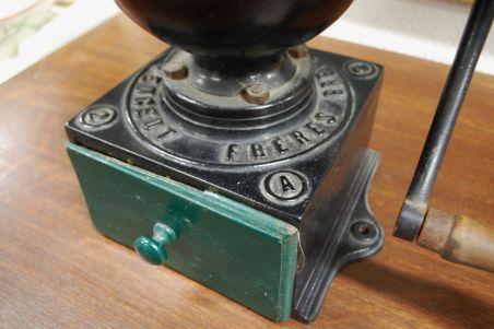 (10-944) Peugeot Freres Brevetes S.G.D.G lauapealne kohviveski