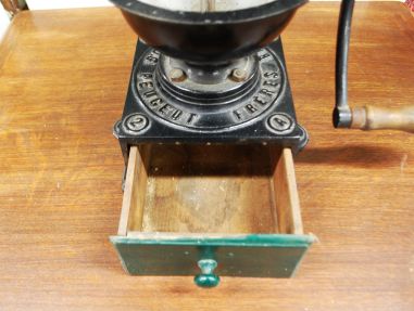 (10-944) Peugeot Freres Brevetes S.G.D.G lauapealne kohviveski