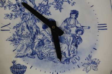 (L-287) Portselankorpusega käsimaalingu ja autori nimega seinakell