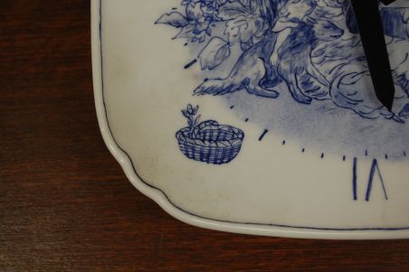 (L-287) Portselankorpusega käsimaalingu ja autori nimega seinakell