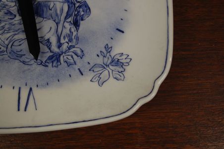 (L-287) Portselankorpusega käsimaalingu ja autori nimega seinakell