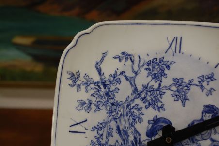 (L-287) Portselankorpusega käsimaalingu ja autori nimega seinakell