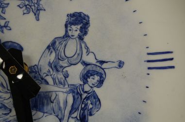 (L-287) Portselankorpusega käsimaalingu ja autori nimega seinakell