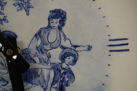 (L-287) Portselankorpusega käsimaalingu ja autori nimega seinakell