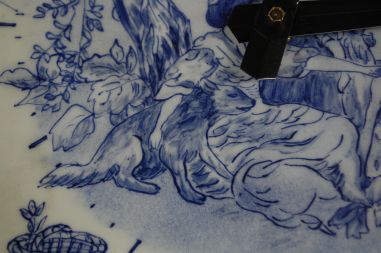 (L-287) Portselankorpusega käsimaalingu ja autori nimega seinakell