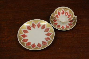 (n-3240) Lichte trio, tass-taldrikud
