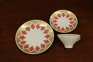 (n-3240) Lichte trio, tass-taldrikud