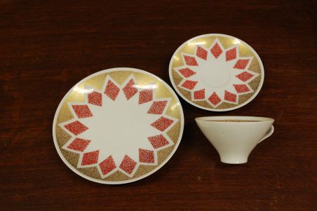 (n-3240) Lichte trio, tass-taldrikud