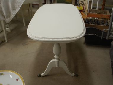 (L-569) Valge suurem ovvalne diivanilaud