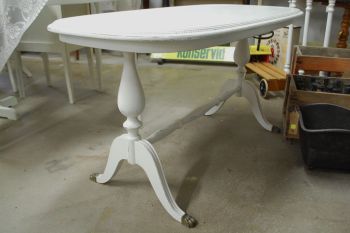 (L-569) Valge suurem ovvalne diivanilaud 2