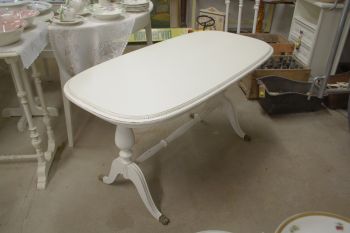 (L-569) Valge suurem ovvalne diivanilaud