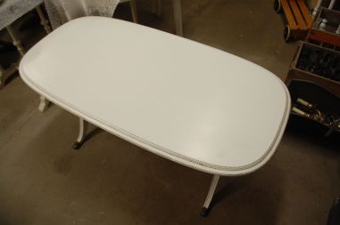 (L-569) Valge suurem ovvalne diivanilaud