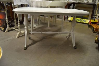 (L-569) Valge suurem ovvalne diivanilaud