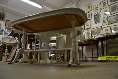 (L-569) Valge suurem ovvalne diivanilaud