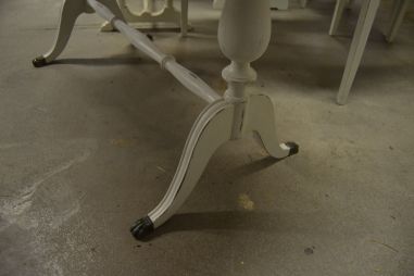 (L-569) Valge suurem ovvalne diivanilaud