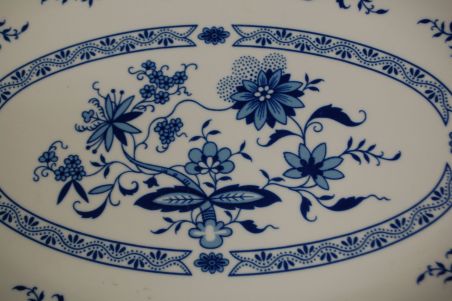 (n-6546) Jlmenau, Henneberg Porzellan, Echt Kobalt, sibulamustriga ovaalne vaagen (n-6546) Jlmenau, Henneberg Porzellan, Echt Kobalt, sibulamustriga ovaalne vaagen