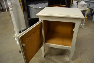 (n-6552) Valge öökapp