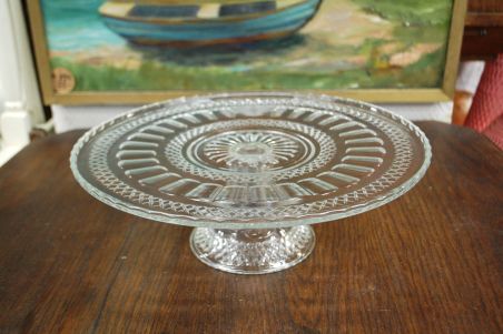 (n-6588) Kõrgel jalal klaasist tordivaagen