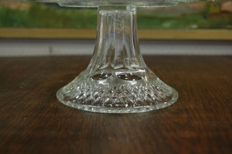 (n-6588) Kõrgel jalal klaasist tordivaagen