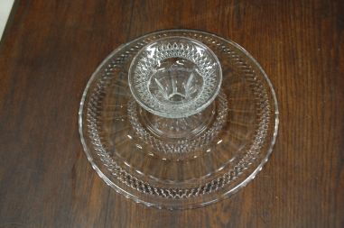 (n-6588) Kõrgel jalal klaasist tordivaagen