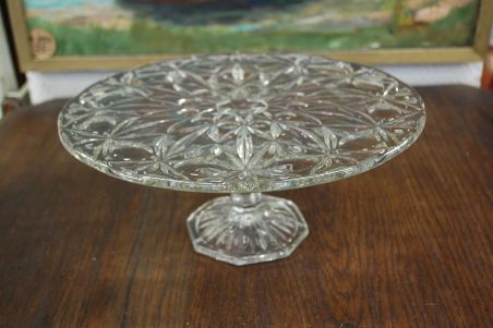 (n-6609) Kõrgel jalal klaasist tordivaagen