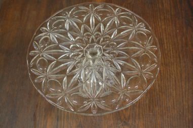 (n-6609) Kõrgel jalal klaasist tordivaagen