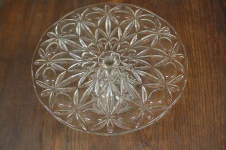 (n-6609) Kõrgel jalal klaasist tordivaagen