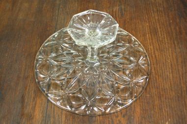 (n-6609) Kõrgel jalal klaasist tordivaagen