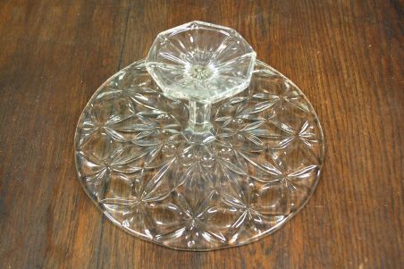 (n-6609) Kõrgel jalal klaasist tordivaagen