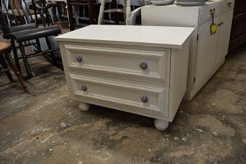 (L-586) Valge 2 sahtliga kummut