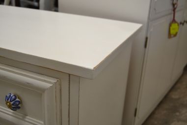 (L-586) Valge 2 sahtliga kummut