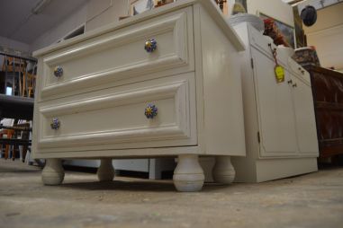 (L-586) Valge 2 sahtliga kummut