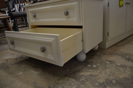 (L-586) Valge 2 sahtliga kummut