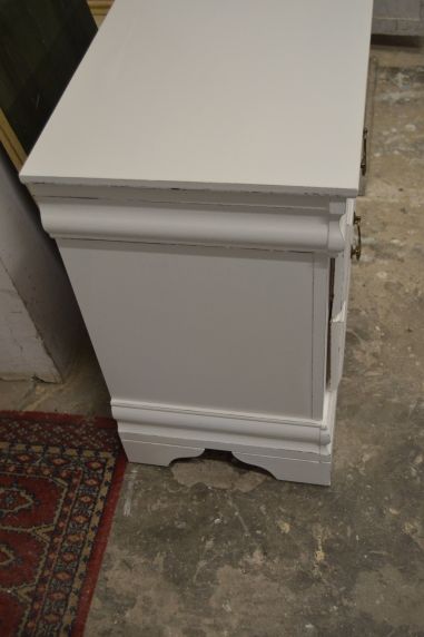 (L-588) Valge kahe sahtliga kummut