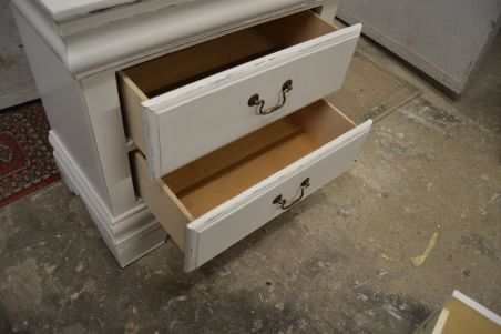 (L-588) Valge kahe sahtliga kummut (L-588) Valge kahe sahtliga kummut