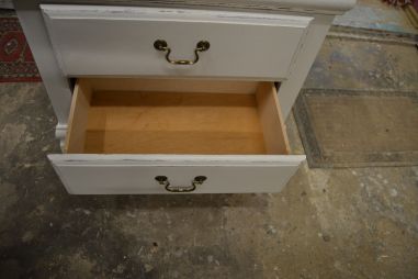 (L-588) Valge kahe sahtliga kummut