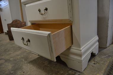 (L-588) Valge kahe sahtliga kummut