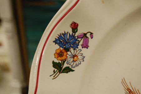 (n-6705) Sarreguemines, Agreste moonide-ja rukkililledega vaagen (n-6705) Sarreguemines, Agreste moonide-ja rukkililledega vaagen