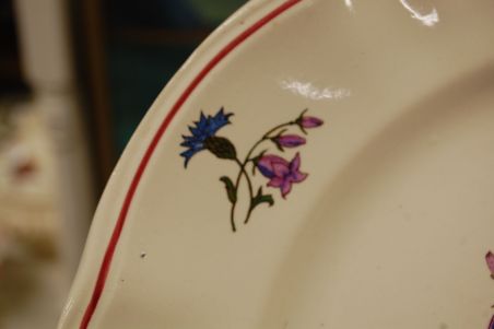 (n-6705) Sarreguemines, Agreste moonide-ja rukkililledega vaagen (n-6705) Sarreguemines, Agreste moonide-ja rukkililledega vaagen