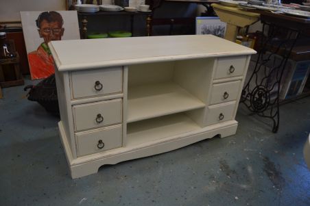 (L-599) Madalam valge kummut, TV alus