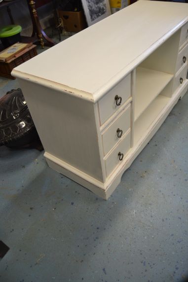 (L-599) Madalam valge kummut, TV alus