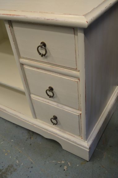 (L-599) Madalam valge kummut, TV alus