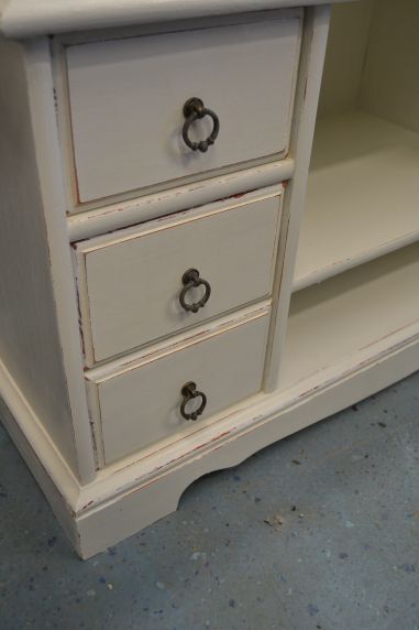 (L-599) Madalam valge kummut, TV alus