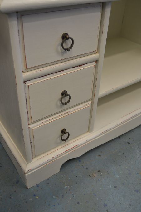 (L-599) Madalam valge kummut, TV alus